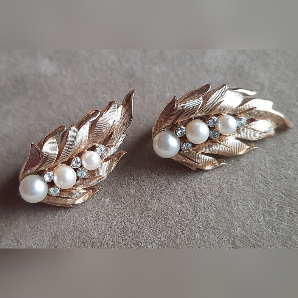 Vintage Crown TRIFARI Gold Leaf Pearl Clip-on Earrings